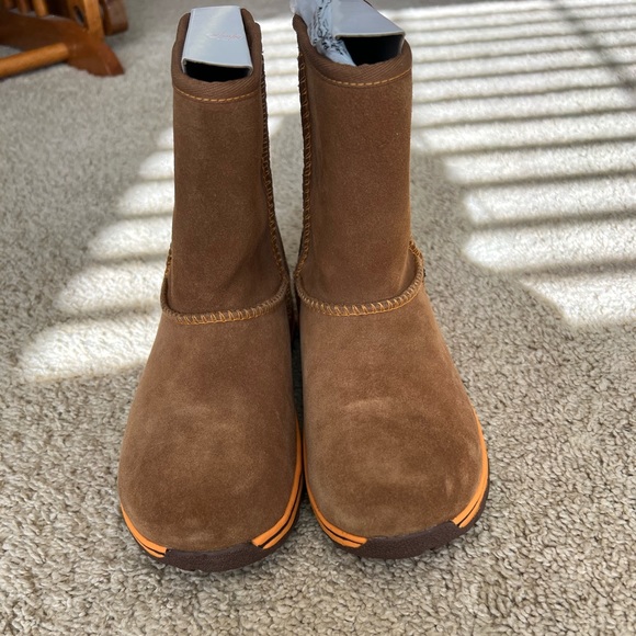 Ugg Kids Lynden Boots - Picture 3 of 3